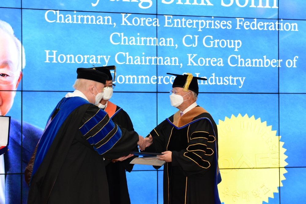 손경식 경총 회장이 31일 열린 우송대학교 명예박사 학위수여식에서 명예 경영학 박사 학위를 취득했다./사진=경총
