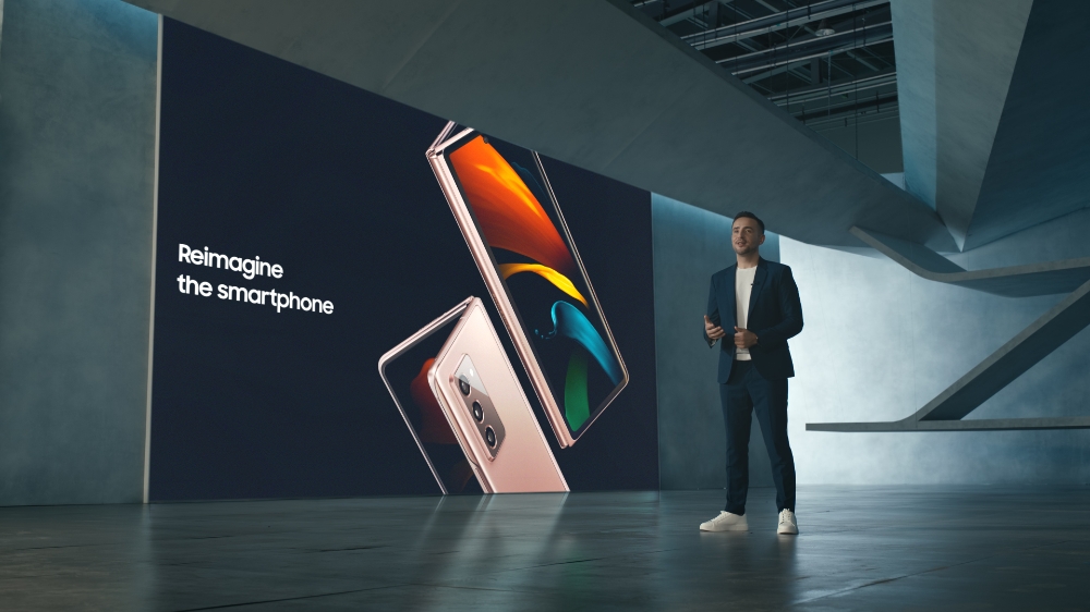 9월 1일 온라인으로 진행된 '삼성 갤럭시 Z 폴드2 언팩 파트 2'에서 삼성전자 무선사업부 엔터프라이즈 세일즈&마케팅담당 빅터 델가도(Victor DELGADO)가 '갤럭시 Z 폴드2'를 소개하는 모습/사진=삼성전자