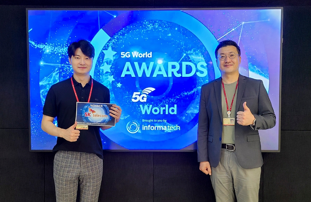 SK텔레콤은 ‘5G 월드 어워드’에서 ‘최우수 5G 상용화’ 부문을 수상했다고 밝혔다. 류탁기 SK텔레콤 AN개발팀 리더(오른쪽)와 박창민 매니저가 시상 화면 앞에서 기념 촬영을 하고 있다./사진=SK텔레콤