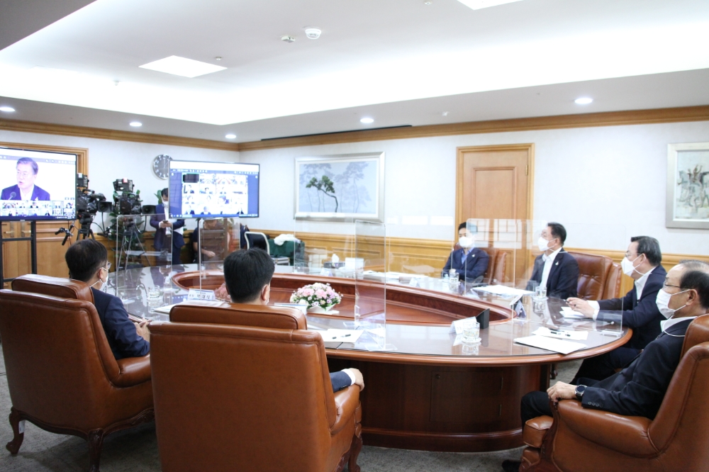 김태영 은행연합회장(오른쪽에서 시계방향 세번째) 등 6개 금융협회장은 3일 제1차 한국판 뉴딜 전략회의에 온라인으로 참석했다. 사진은 한국판 뉴딜 전략회의에 참석한 금융협회장들의 모습. / 사진= 은행연합회(2020.09.03)