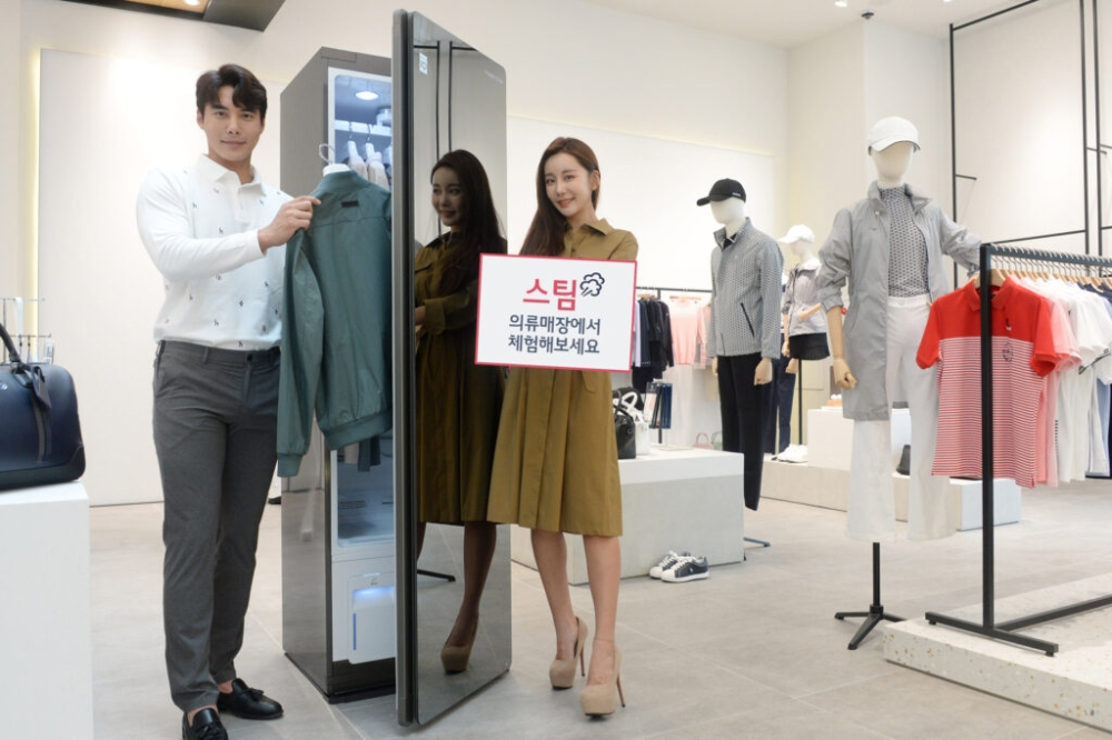 LG전자의 트루스팀이 적용된 'LG 트롬 스타일러'가 전국 LF 의류매장 20여곳에 설치된다./사진=LG전자