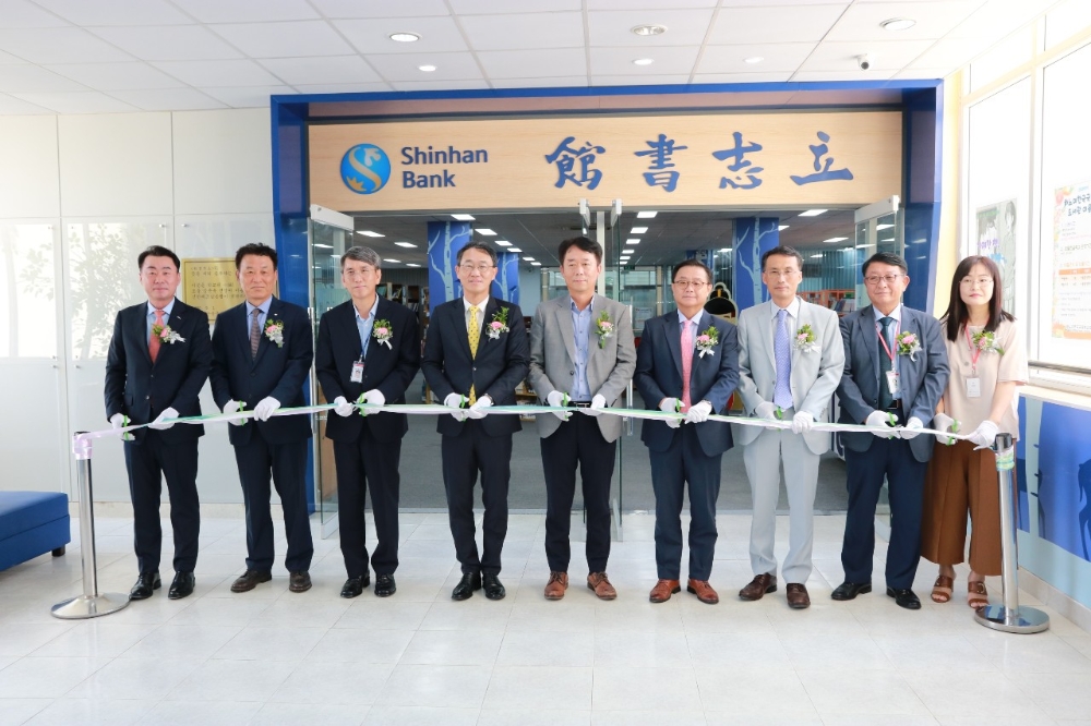 1일 하노이 한국국제학교 도서관에서 열린 재개관 기념식 기념촬영 모습. (사진 좌측부터) 이채호 신한베트남은행 부법인장, 김한용 코참회장, 최광익 하노이 한국국제학교 교장, 신동민 신한베트남은행 법인장, 이재은 하노이 한국국제학교 이사장, 윤상호 한인회장, 정우진 주베트남 한국대사관 총영사, 안광우 하노이 한국국제학교 운영위원회장, 은미라 하노이 한국국제학교 학부모회장. / 사진= 신한은행(2020.09.04)