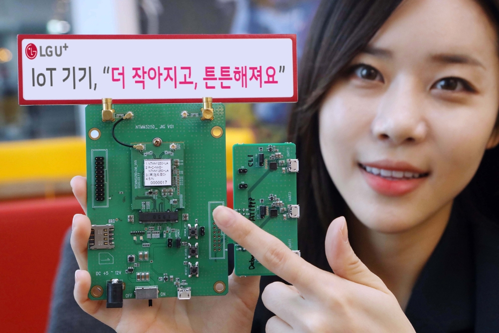 LG유플러스가 국내외 통신 개발사와 손잡고 SIM카드 없는 통신 기술 ‘iUICC‘에 대한 상용화 인증을 완료했다고 8일 밝혔다. 이동통신사가 ‘iUICC‘ 기술을 인증한 것은 세계에서 처음이다./사진=LG유플러스