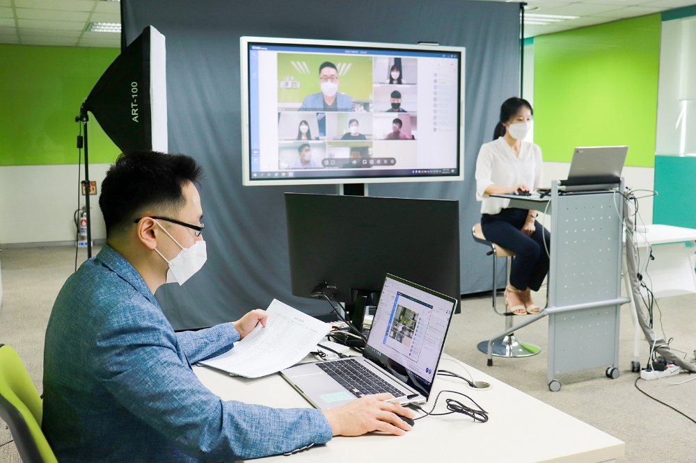 8월 19일 삼성전자 상생협력아카데미 교육센터에서 열린 '우수기술 설명회'에서 과학기술일자리진흥원 신윤미 파트장(사진 우측)이 중견·중소기업을 위한 R&D 지원정책을 온라인으로 소개하고 있다./사진=삼성전자