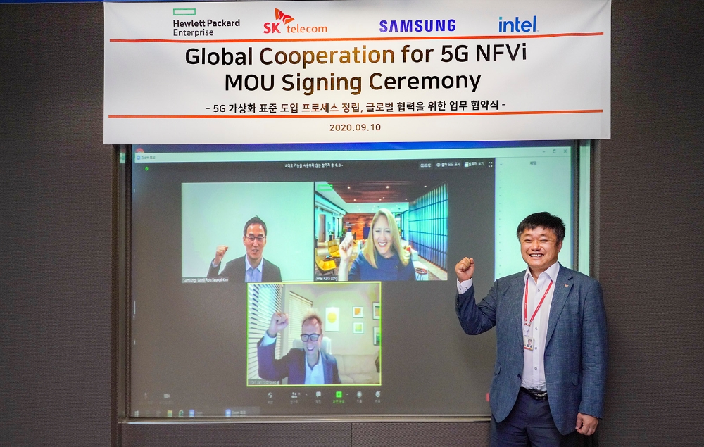 (화면 왼쪽부터) 노원일 삼성전자 네트워크사업부 상품전략팀장 전무, 카라 롱 HPE WW HPE 전략 및 프로그램 총괄 부사장, 댄 로드리게즈 인텔 네트워크 플랫폼 그룹 총괄 부사장(화면 아래)과  강종렬 SK텔레콤 ICT Infra 센터장이 10일 영상회의를 통해 5G 네트워크 가상화 상용화를 위한 업무협약을 체결했다./사진=SK텔레콤
