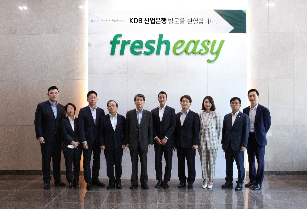 이동걸 산업은행 회장(왼쪽에서 다섯번째)은 10일 첫 번째 임기를 마무리하면서 국내 1위 밀키트 기업 ㈜프레시지 용인공장을 방문했다. (왼쪽부터), 프레시지 박신호 전무이사, 산업은행 최현희 스케일업투자3팀장, 산업은행 이준성 비서실장, 산업은행 장병돈 부행장, 산업은행 이동걸 회장, 프레시지 정중교 대표이사, 산업은행 이웅주 벤처금융본부장, 프레시지 박영랑 상무이사, 산업은행 정명국 스케일업금융실장, 산업은행 조주영 차장. / 사진= 산업은행(2020.09.11)