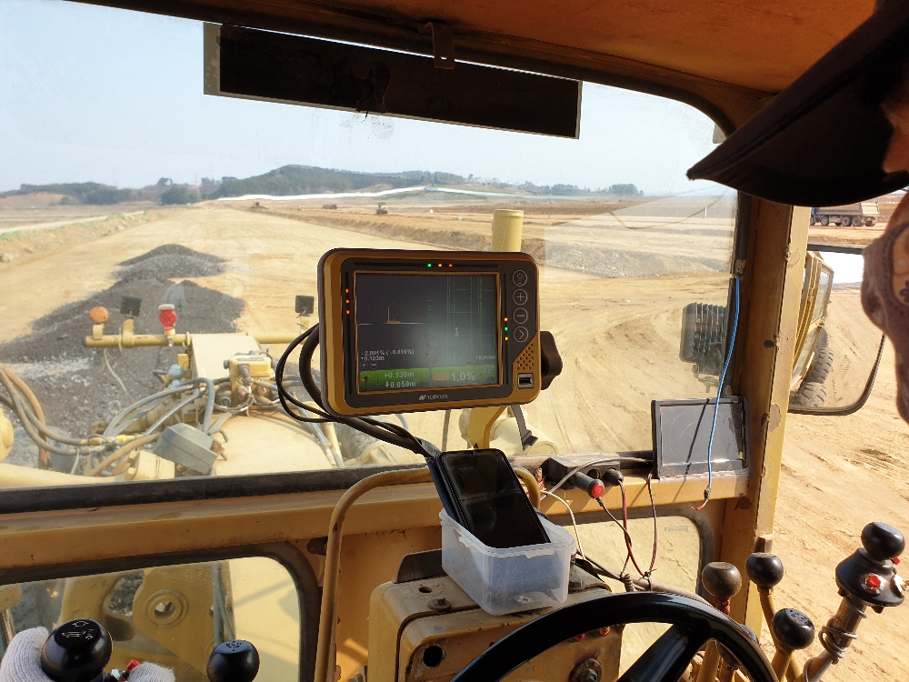 ▲운전자가 현대건설의 스마트 건설 기술 중 하나인 MC(Machine Control)시스템을 이용해 작업 중인 사진. / 사진제공 = 현대건설