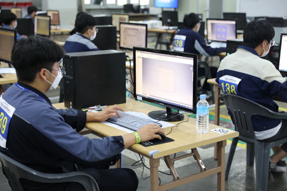 지난해 9월 열린 '제55회 전국기능경기대회' 금형 직종 경기에 참가한 선수들이 경기 과제를 수행하고 있다. 사진=삼성전자