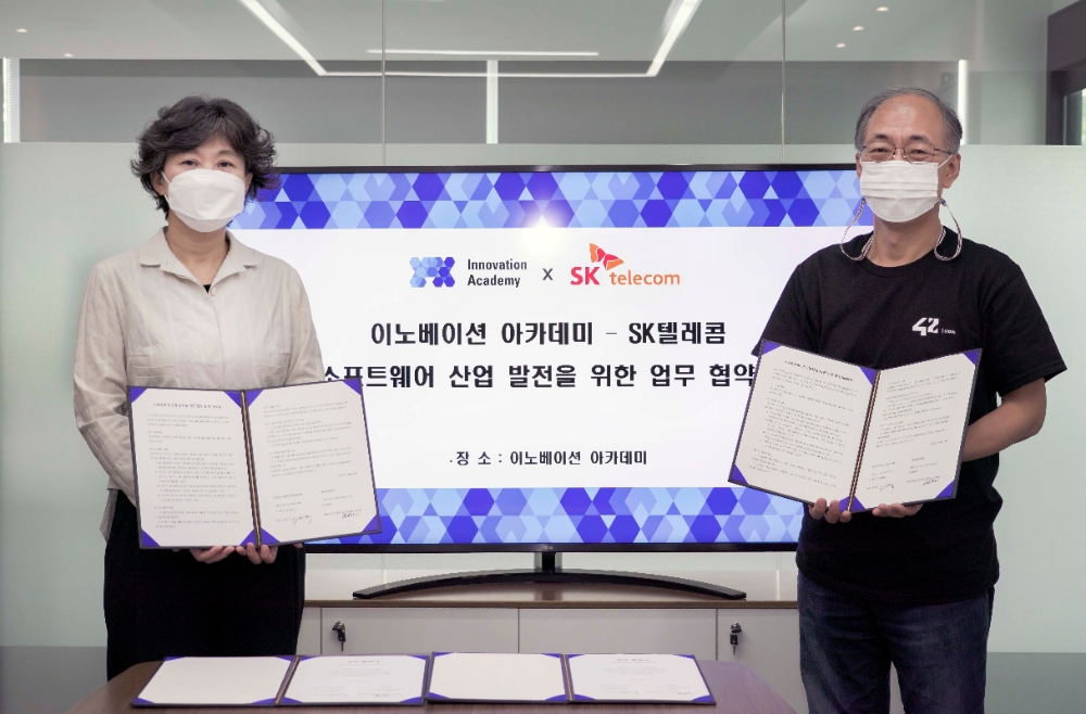 SK텔레콤과 정부 설립 혁신 교육기관 이노베이션 아카데미가 블록체인 기반 모바일 전자증명 서비스 '이니셜'을 활용해 소프트웨어 인재를 양성하고 블록체인 기술 저변을 확대하는데 상호 협력한다는 내용의 업무협약을 체결했다고 16일 밝혔다./사진=SK텔레콤