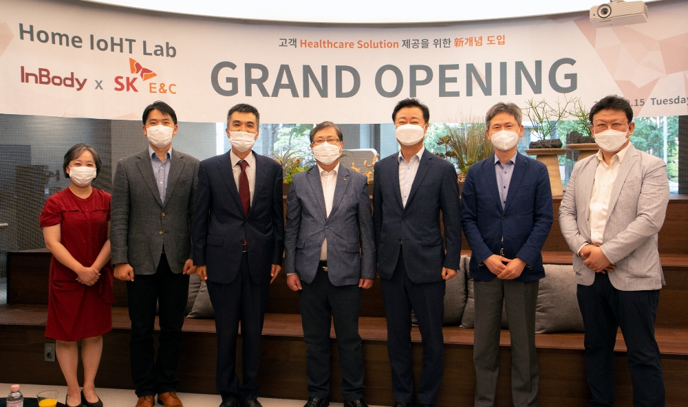 ▲SK건설과 인바디는 지난 15일 서울시 강남구 논현동 인바디 본사 1층에 건강한 주거환경 구축을 위한 ‘홈 IoHT 랩’을 오픈했다. 이날 오픈식에 참여한 전승태 SK건설 건축주택사업부문장(왼쪽 네번째)과 차기철 인바디 대표이사(왼쪽 세번째)가 기념사진을 촬영하고 있다. /사진제공 = SK건설.