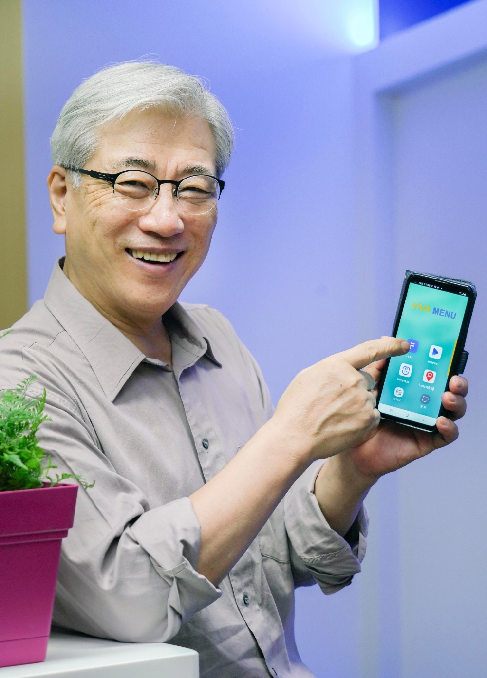 SK텔레콤이 미스터트롯의 음악을 탑재한 시니어 전용 휴대폰 ‘갤럭시 A21s VIVA 트롯 edition’을 오는 18일부터 단독 출시한다고 밝혔다./사진=SK텔레콤