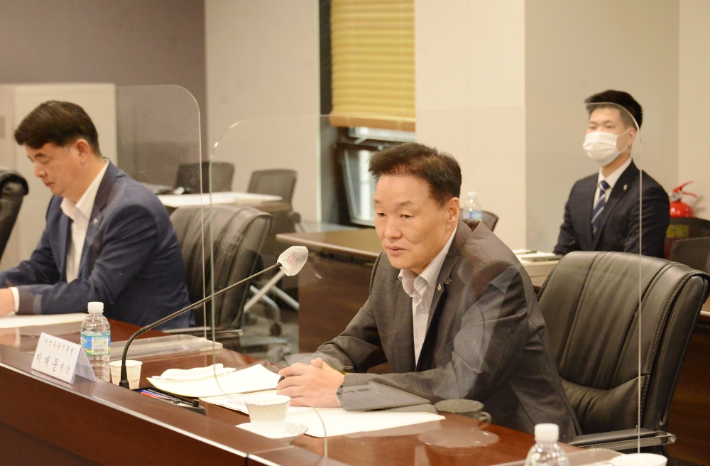 이계문 서민금융진흥원 원장(사진)과 임용택 전북은행 행장이 지난 16일 서민의 신용향상과 부채관리를 위한 사업 추진 간담회를 진행했다. /사진=서민금융진흥원