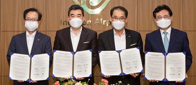 (왼쪽부터) KT 전홍범 부사장, 현대자동차 신재원 부사장, 인천국제공항공사 백정선 여객본부장, 현대건설 서경석 부사장.