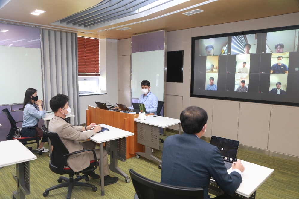 포스코는 21일 포항과 광양에서 온라인을 활용한 비대면 방식으로 ‘청년 구직자 취업지원 교육’ 입과식을 가졌다. 사진은 온라인(비대면) 입과식 장면/사진=포스코