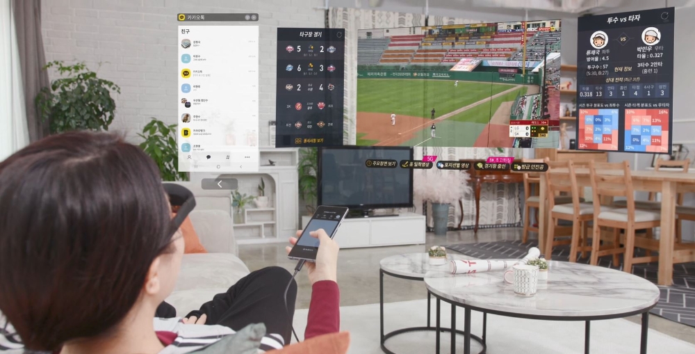 LG유플러스는 자사의 AR글래스 ‘U+리얼글래스’의 온·오프라인 초도 물량이 소진됐다고 23일(수) 밝혔다./사진=LG유플러스