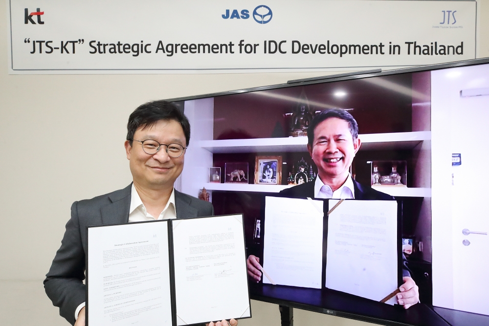 KT는 JTS와 ‘태국 IDC 사업 개발을 위한 전략적 협업’ 계약을 체결했다고 24일 밝혔다. 김영우 KT 글로벌사업본부장(왼쪽)과 솜분 팟차라소팍JTS 사장(오른쪽)/사진=KT