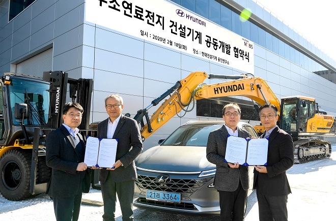 지난 2월 경기도 용인 현대건설기계 연구소에서 열린 '수소연료전지 건설기계 공동개발 협약식'에서 현대차, 현대모비스, 현대건설기계 관계자가 기념촬영을 하고 있다.