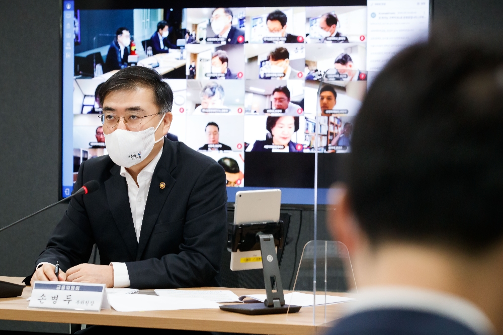 손병두 금융위 부위원장이 24일 서울 마포구 '프론트원(Front1)'에서 열린 디지털금융 협의회에 참석해 모두발언을 하고 있다. / 사진= 금융위원회(2020.09.24)