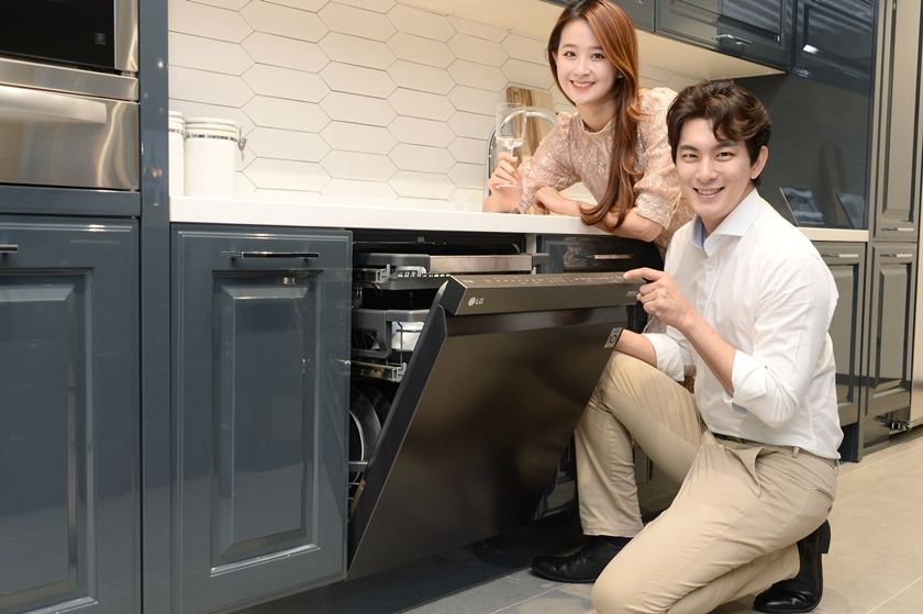 LG전자가 25일 ‘디오스 식기세척기 스팀’ 빌트인 전용 신제품을 출시했다. /사진=LG전자