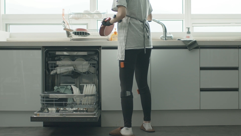 주요 관절과 근육에 센서를 부착한 연구원들이 LG 디오스 식기세척기를 사용할 때와 손설거지를 비교실험하고 있다./사진=LG전자