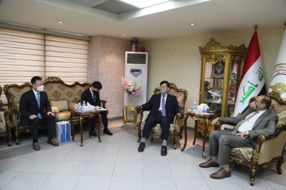 대우건설 중동지사 정현석 부장(사진 왼쪽)과 장경욱 주 이라크 한국대사(오른쪽 두 번째)가 나세르 알 시블리 이라크 교통부 장관(제일 오른쪽)을 면담하고 있다. / 사진제공 = 대우건설