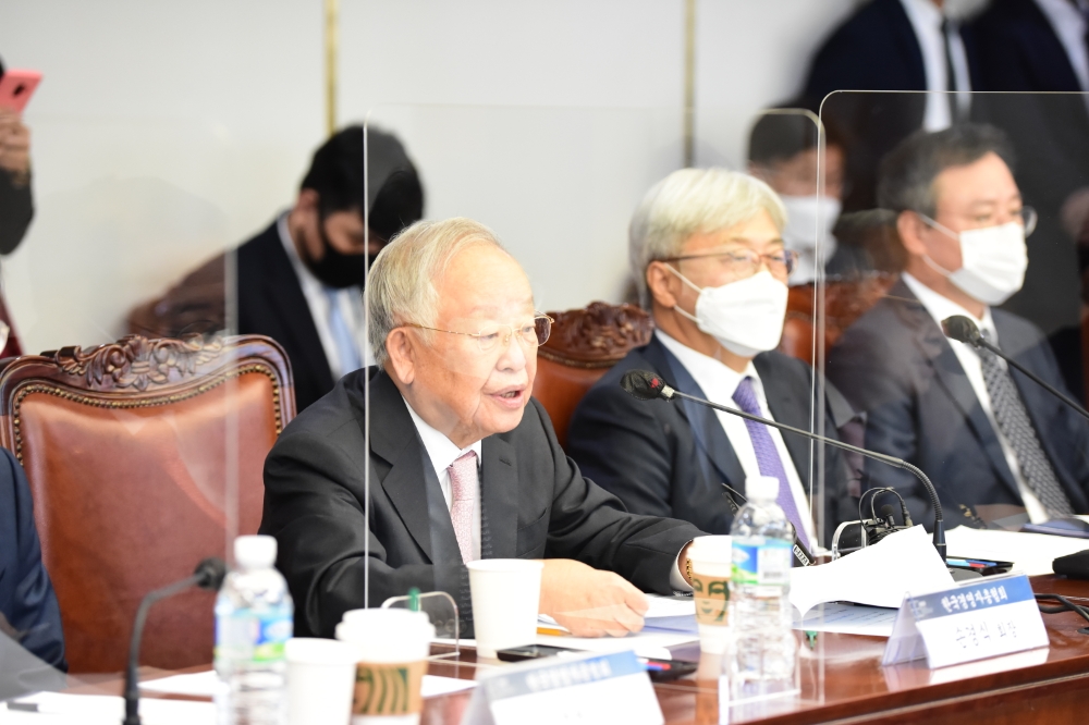 지난 10월 손경식 한국경영자총협회 회장이 이낙연 더불어민주당 대표와의 간담회에서 발언하고 있다.사진=경총