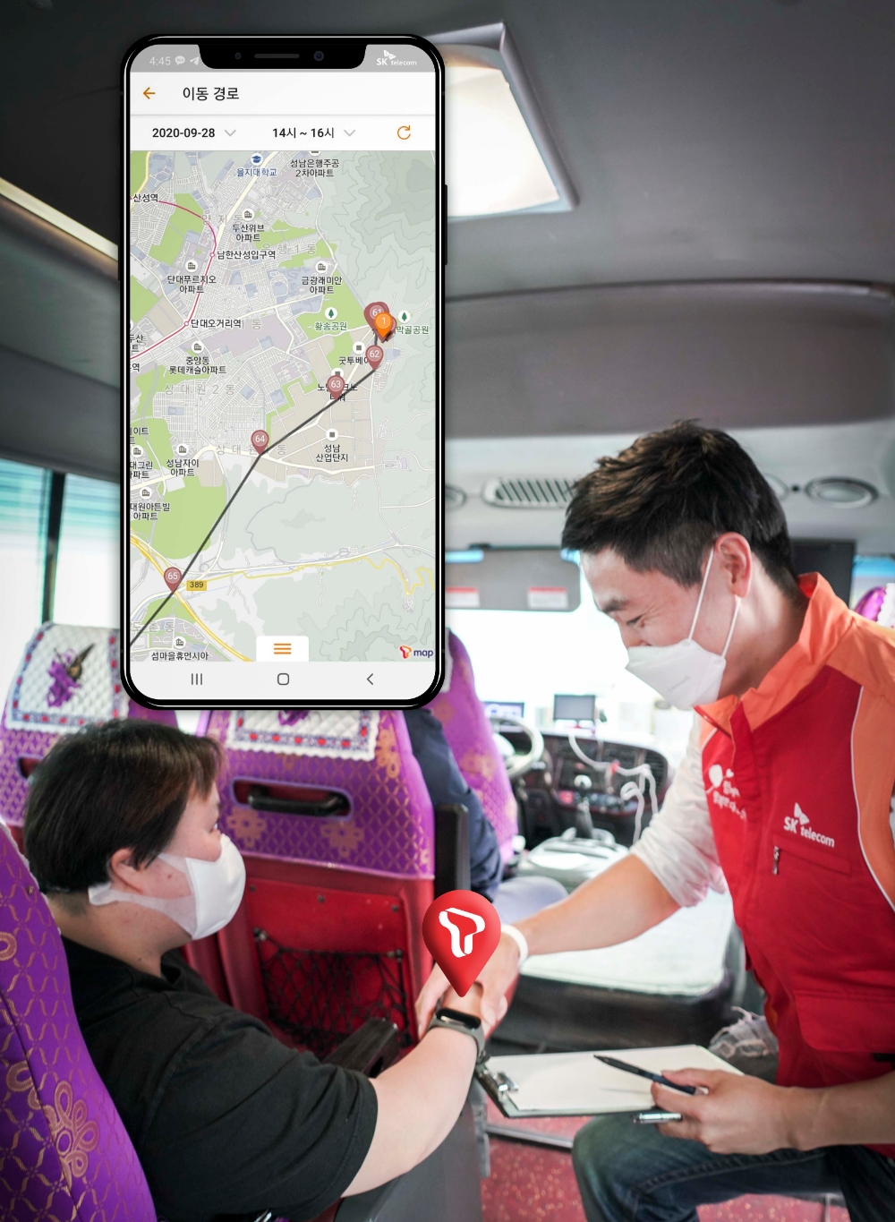 성남시 장애인직업재활시설에서 근무하는 ‘착한셔틀 모빌리티’ 고객이 서비스를 이용하고 있는 모습./사진=SK텔레콤