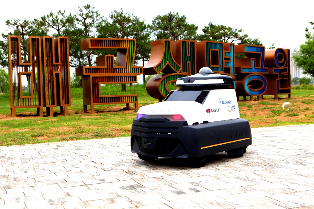 만도의 실외 자율주행 로봇 ‘골리’가 시흥 배곧생명공원에서 순찰중인 모습./사진=LG유플러스