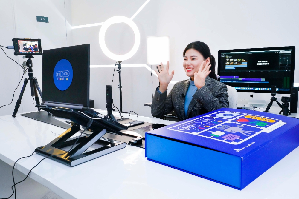 SK텔레콤이 자사의 이동형 ICT 체험관 '티움(T.um) 모바일' 언택트 버전 '촬영 ON 스튜디오'를 활용해 전라북도 무주군 괴목초등학교 재학생을 대상으로 오는 12일부터 원격 영상 콘텐츠 교육을 시행한다고 밝혔다./사진=SK텔레콤