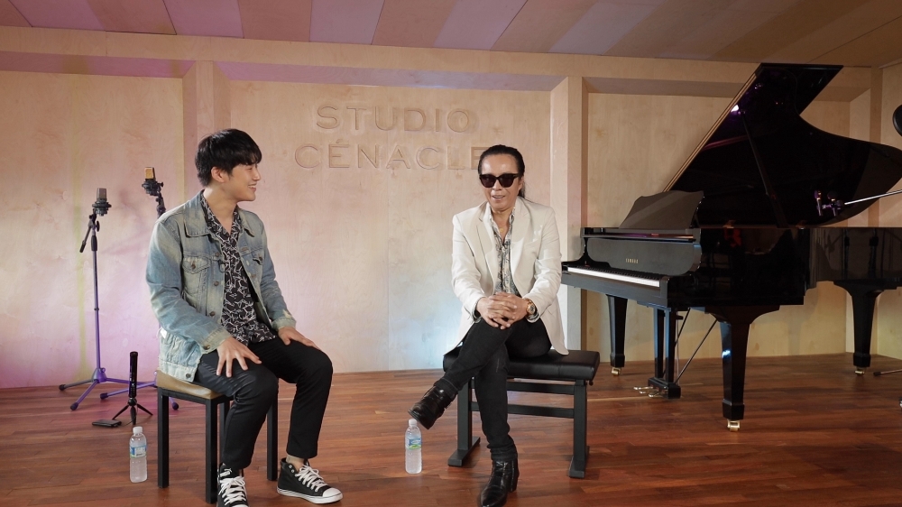 인디 싱어송라이터 발굴 오디션 '김태원석함'의 최종 우승자 오샘(왼쪽)이 부활의 리더 김태원(오른쪽)과 녹음실에서 대화를 나누고 있다./사진=지니뮤직