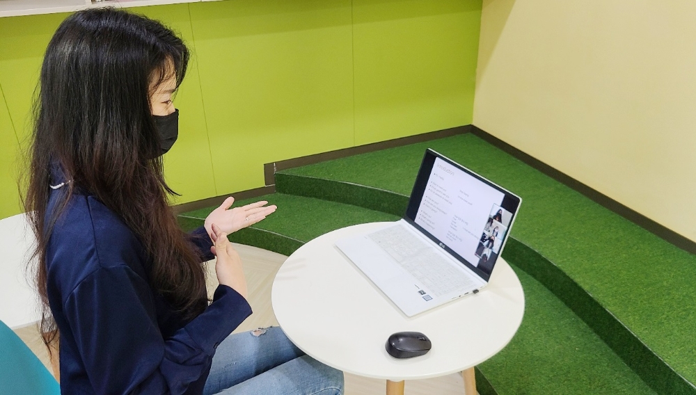 한강 롯데캐슬 22단지 입주민 재능기부자가 언택트 문화 강좌를 진행하고 있다. / 사진=롯데건설