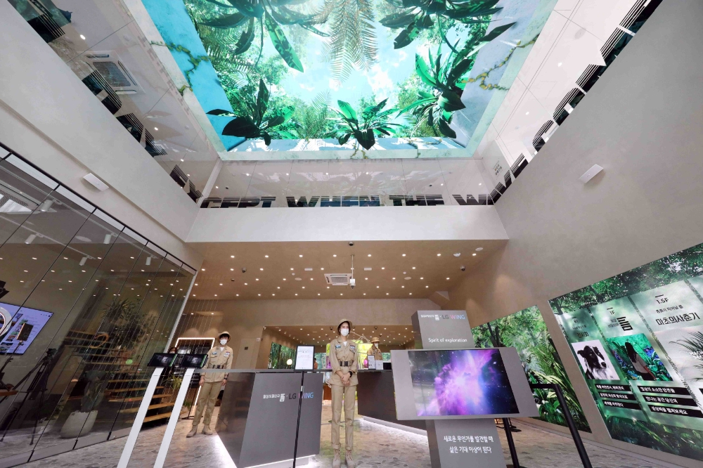 LG유플러스가 복합문화공간 '일상비일상의틈'을 공개했다.사진은 '이벤트 공간'으로 구성된 1층./사진=LG유플러스