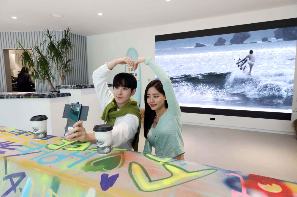 2층은 고성 카페 '글라스하우스'와 함께 카페로 구성했다./사진=LG유플러스