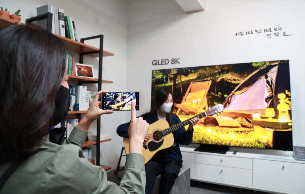 삼성 8K 시네마에는 영화 속 배경을 재현한 QLED 8K TV 등 다양한 체험 공간이 마련되어 있다./사진=삼성전자