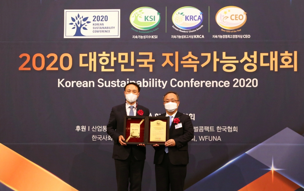 16일 서울 롯데호텔에서 열린 한국표준협회 주관 ‘2020 대한민국 지속가능성대회’에서 문동권 신한카드 경영기획그룹장(왼쪽)과 이상진 한국표준협회 회장(오른쪽)이 기념촬영을 하고 있다./사진=신한카드