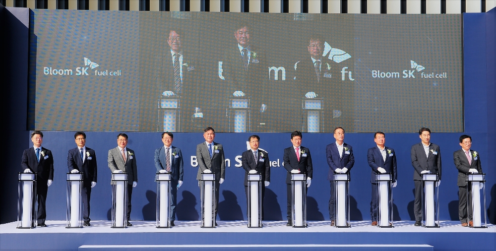 SK건설은 20일 경북 구미에 위치한 블룸SK퓨얼셀 제조공장의 준공을 기념해 개관식 행사를 열었다. 사진은 안재현 SK건설 사장(왼쪽 다섯번째), 강경성 산업통상자원부 산업정책실장(왼쪽 여섯번째), 구자근(경북 구미갑) 국회의원(왼쪽 일곱번째), 장세용 구미시장(왼쪽 여덟번째)이 블룸SK퓨얼셀 제조공장 개관을 축하하는 터치버튼 세레모니를 하고 있다. / 사진=SK건설