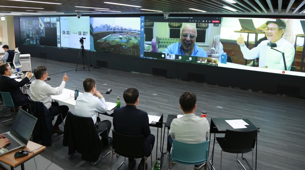 SK건설은 미국 통신 플랫폼 개발 기업 비아(Veea Inc.)와 종합 안전관리 시스템인 스마트 세이프티 플랫폼(Smart Safety Platform)을 공동 개발하기 위해 업무협약(MOU)을 체결했다고 21일 밝혔다. 사진은 안재현 SK건설 사장(화상화면 오른쪽)과 앨런 살마시(Allen Salmasi) 비아 최고경영자가 화상으로 회의를 하고 있는 모습 / 사진=SK건설