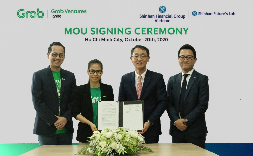 신동민 베트남 컨트리헤드(오른쪽 두 번째)와 응웬 타이 하이 반 그랩베트남 대표(오른쪽 세 번째)가 스타트업 육성을 위한 업무협약을 체결했다. /사진=신한금융그룹