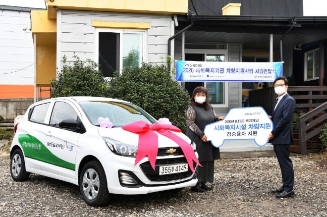 KT&G복지재단은 22일 제주시 한림읍 청소년쉼터에서 ‘2020 사회복지기관 차량지원사업 차량전달식’을 갖고 전국 사회복지기관에 경차 200대를 지원했다. 사진=KT&G.