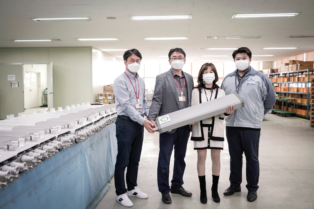 안산시 단원구 ‘하이게인안테나’ 본사에서 안동준 SK텔레콤 SCM기획팀장(왼쪽 두번째)과 구귀정 하이게인안테나 이동통신사업부 상무(왼쪽 세번째) 등이 이번에 개발한 재활용 레이돔을 들어 보이고 있다./사진=SK텔레콤