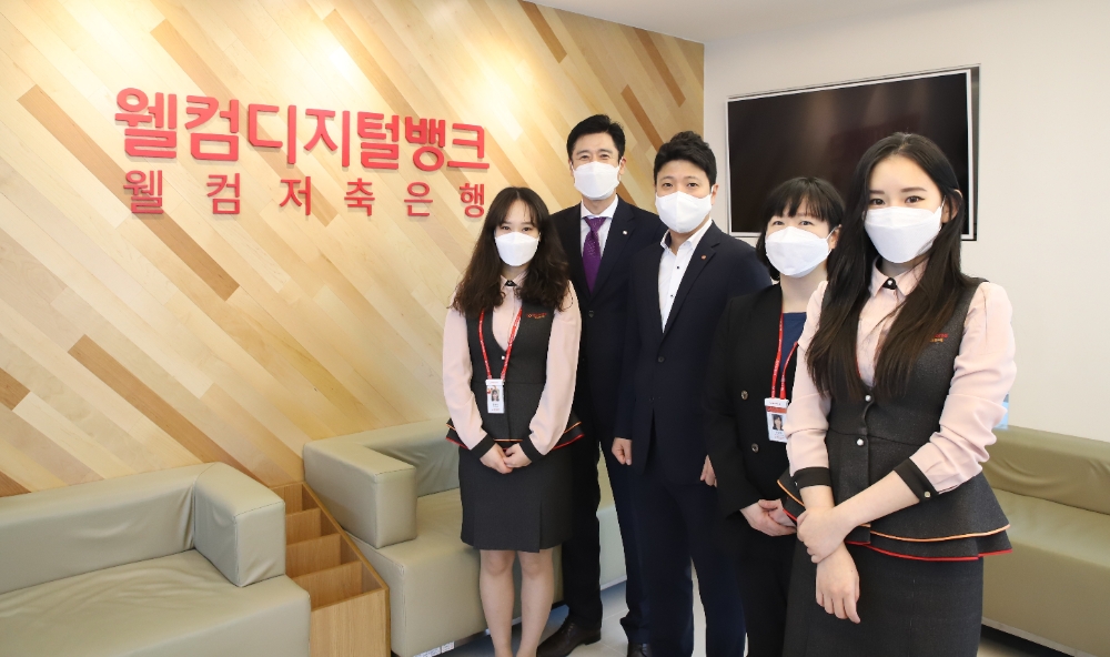 손창범 여신본부 본부장(왼쪽에서 두번째), 전용희 웰컴저축은행 강남역 지점장(왼쪽에서 세번째)이 강남역 이전 기념 사진을 촬영하고 있다./사진=웰컴저축은행