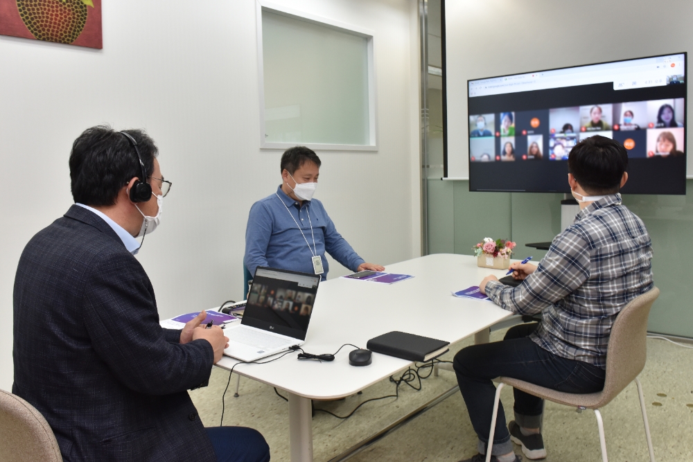 비대면 온라인 간담회를 진행하는 모습./사진=롯데카드