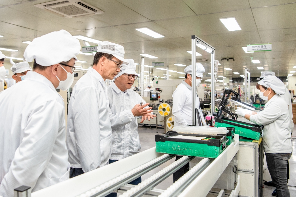 방문규 수출입은행장(왼쪽 두 번째)이 28일 전북 전주의 비나텍을 방문해 관계자로부터 생산 공정에 관한 설명을 듣고 있다. /사진=수출입은행