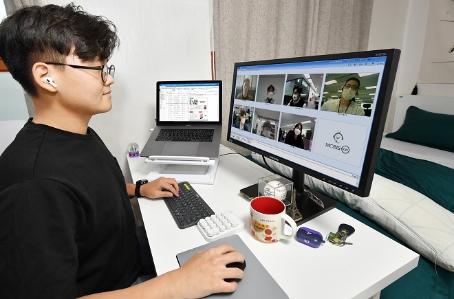 현대모비스 직원이 자택에서 화상회의를 하고 있다. 제공=현대모비스.