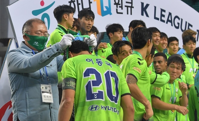 축구사랑 잇는 정의선, 비 맞으며 이동국 은퇴 축하