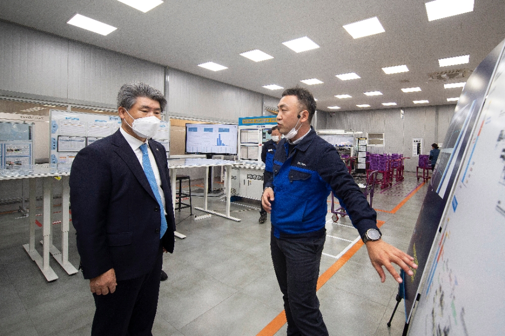 윤종원 기업은행장(왼쪽)이 2일 경남 창원에 있는 자동차 조향장치 부품 제조업체인 태림산업의 스마트공장을 방문해 관계자로부터 생산공정에 대해 설명을 듣고 있다./사진=기업은행