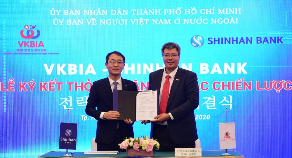 신동민 신한베트남은행 법인장(왼쪽)과 쩐 하이 린 VKBIA협회 회장(오른쪽)이 지난달 27일 한국·베트남 비즈니스 협력 강화를 위한 업무협약을 체결했다. /사진=신한은행