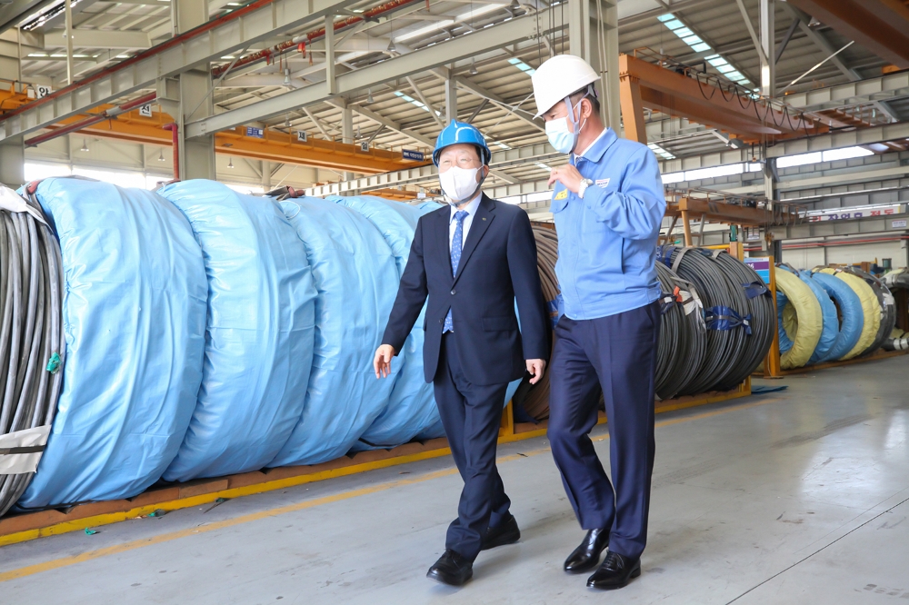 윤대희 신용보증기금 이사장이 지난달 20일 경북 영천시 소재 ㈜우신스틸을 방문해 코로나19 피해기업 현장의 목소리를 직접 듣고 있다. /사진=신용보증기금