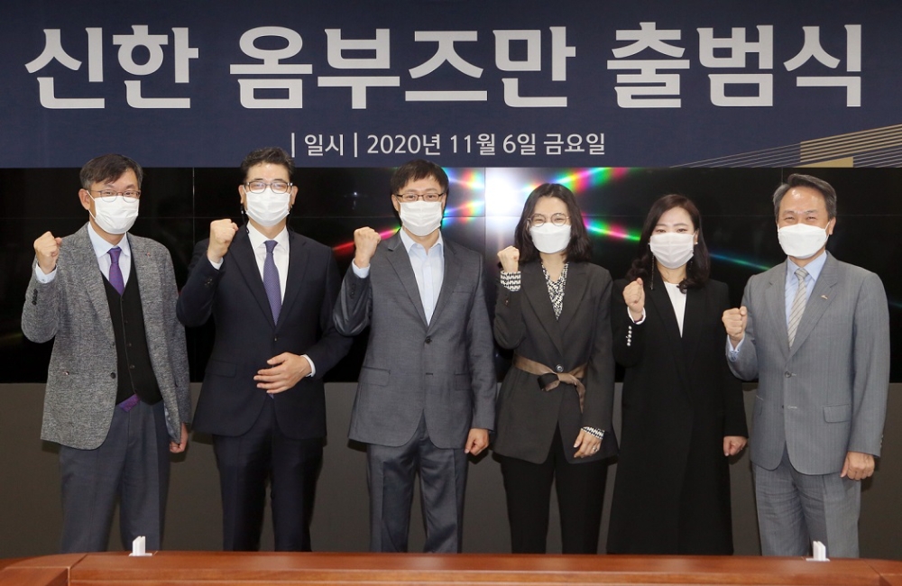 진옥동 신한은행장(오른쪽에서 첫번째)과 1기 ‘신한 옴부즈만’ 위원들이 6일 서울 중구 세종대로 소재 신한은행 본점에서 열린 ‘신한 옴부즈만 출범식’에서 기념촬영을 하고 있다./사진=신한은행