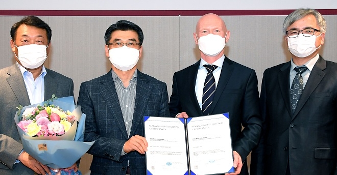 (왼쪽부터) 최준영 기아차 부사장, 송호성 기아차 사장, 프로데 술베르그 주한 노르웨이 대사, 이장섭 디엔브이 지엘 코리아 대표이사.